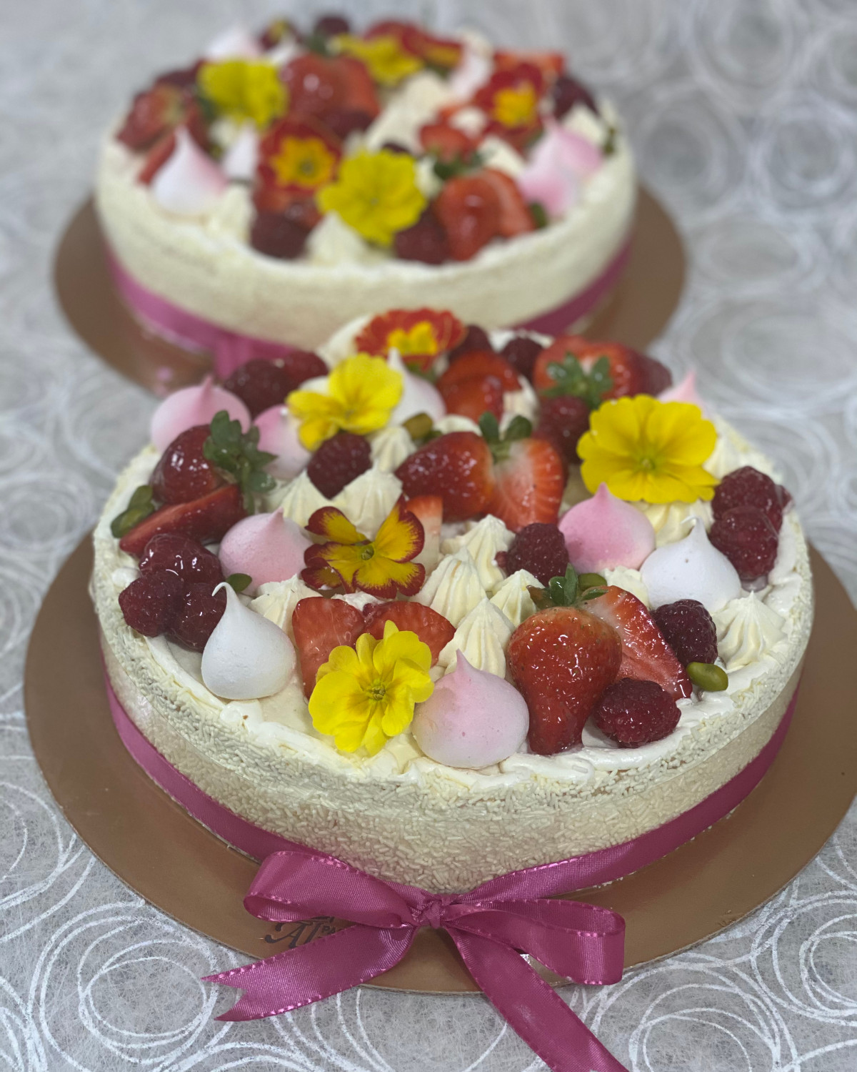 Torta frutti rossi meringhe e fiori